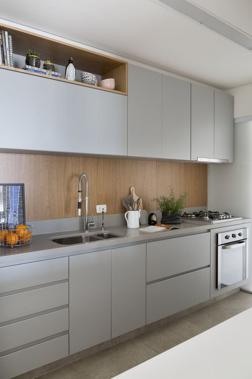 cucina grigia con facciate opache