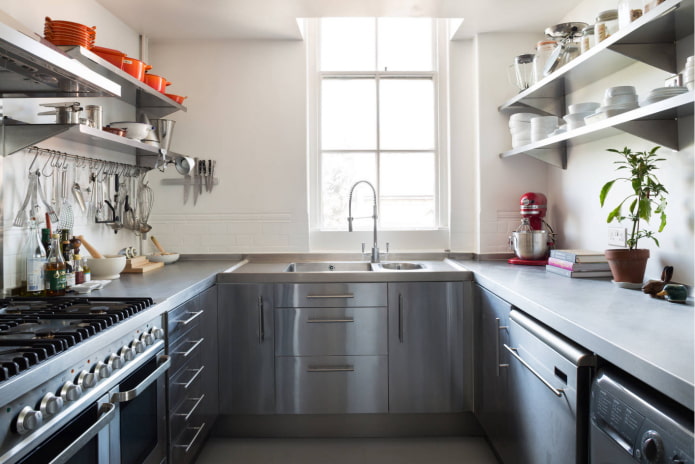 Cucina a U con finestra