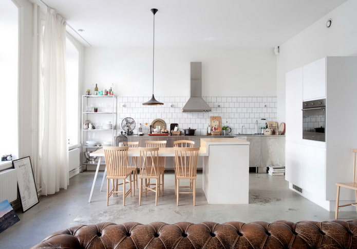 Cucina a un solo livello in un monolocale