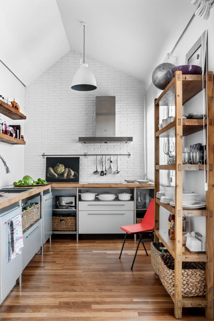 cucina stretta con ripiani