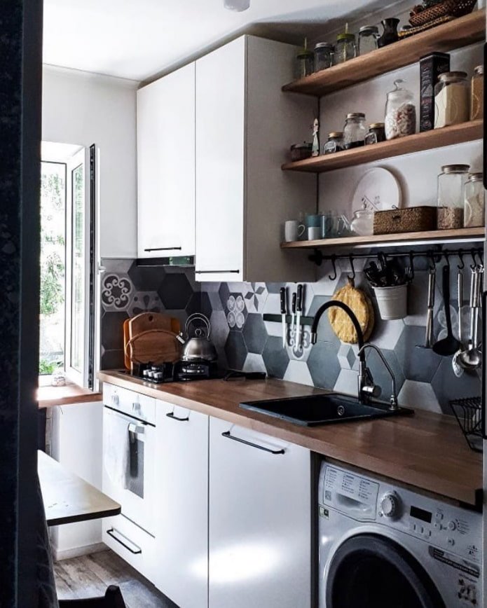 piccola cucina con scaffali