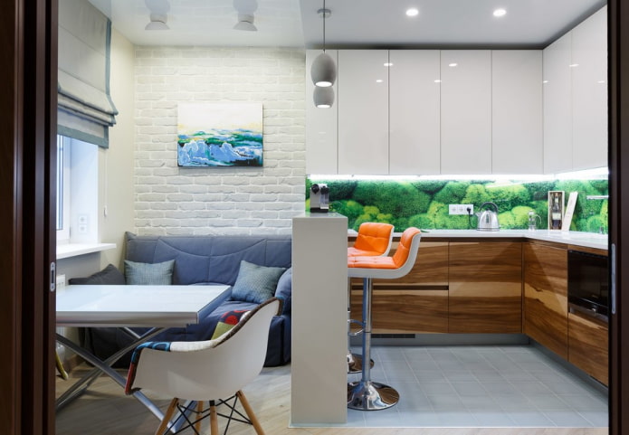 set di mobili all'interno della cucina-soggiorno