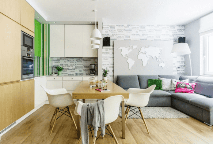 divano all'interno della cucina-soggiorno di 16 metri quadrati