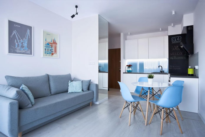 divano all'interno della cucina-soggiorno di 16 metri quadrati