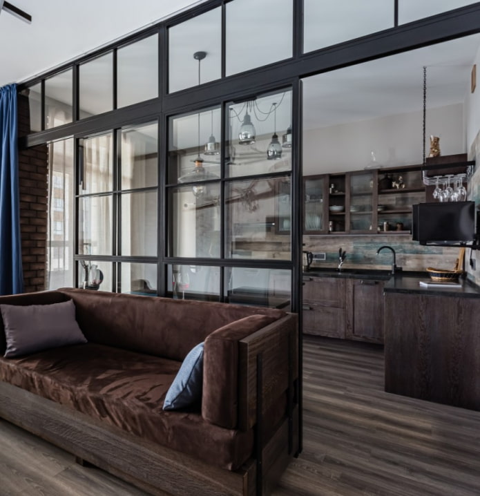 parete divisoria in vetro in un interno loft