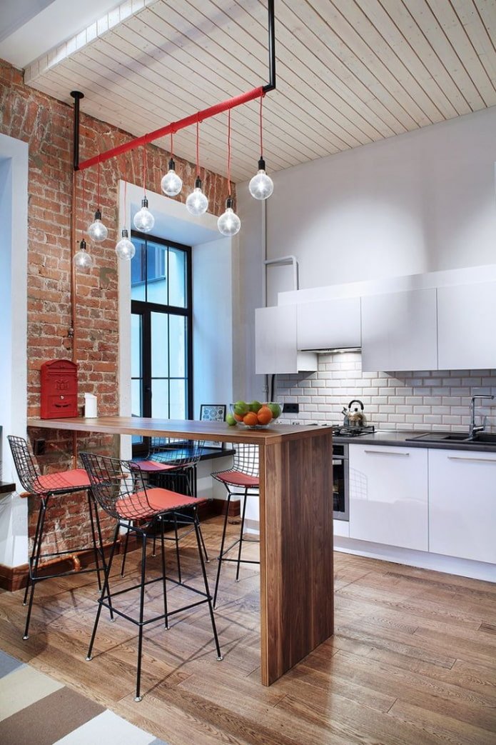 cucina con bancone bar in un loft