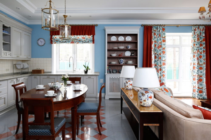 decorazioni e tessuti nell'interno della cucina-soggiorno in stile provenzale