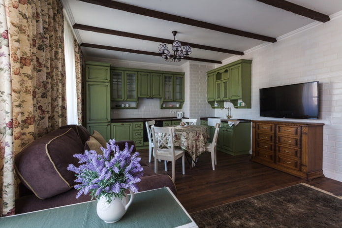 decorazioni e tessuti nell'interno della cucina-soggiorno in stile provenzale