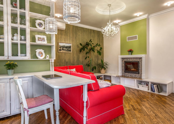 decorazioni e tessuti all'interno della cucina-soggiorno in stile provenzale
