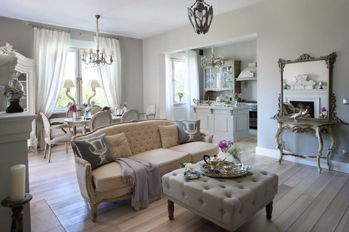 decorazioni e tessuti all'interno della cucina-soggiorno in stile provenzale