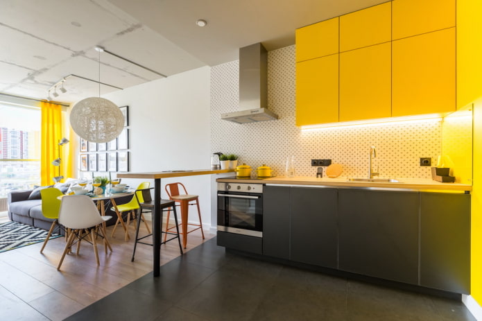 rifinitura del pavimento all'interno della cucina-soggiorno