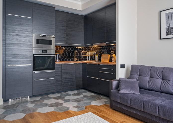 rifinitura del pavimento all'interno della cucina-soggiorno