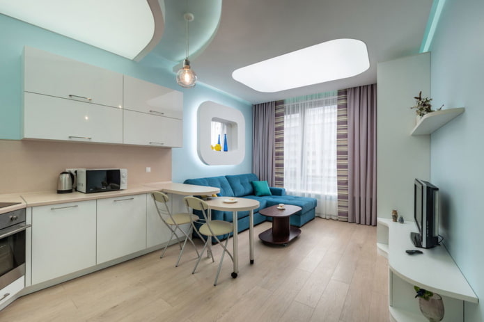 decorazione delle finestre all'interno della cucina-soggiorno