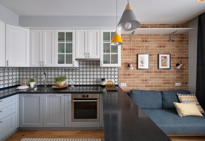 decorazione della parete all'interno della cucina-soggiorno