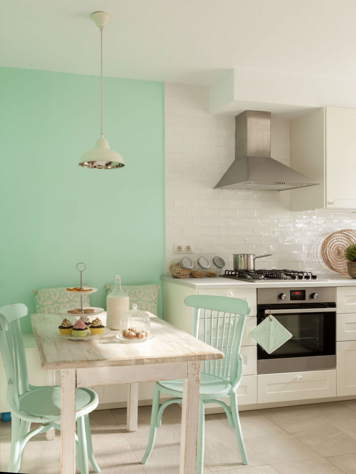 cucina bianca con accenti color menta