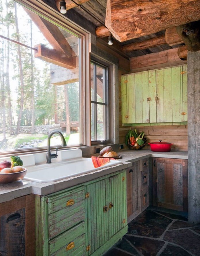cucina con vecchi mobili