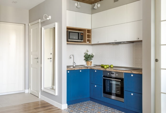 cucina in una nicchia all'interno del corridoio