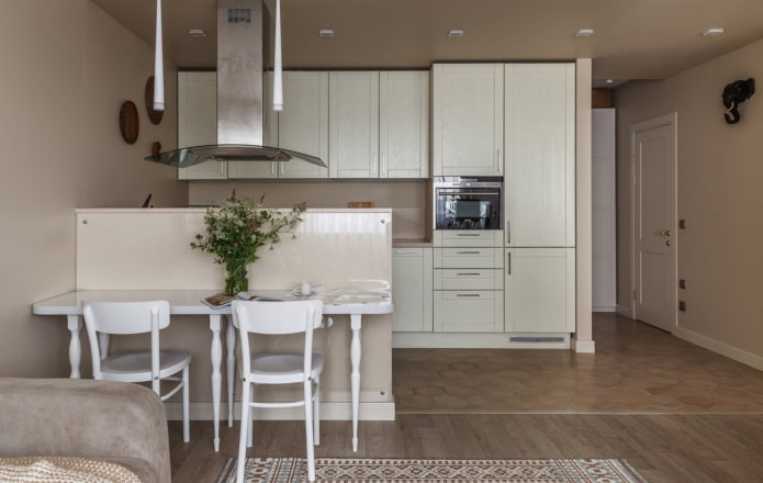 cucina bianca e in legno in una nicchia all'interno