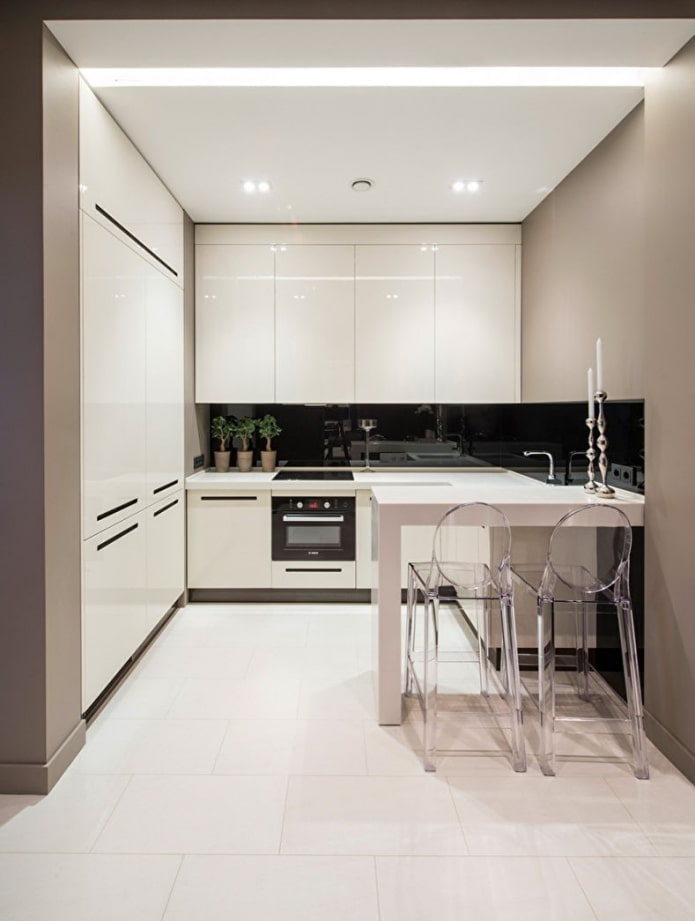 cucina bianca in una nicchia all'interno