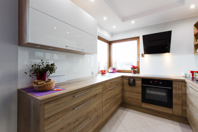 cucina con facciate in legno e bianche