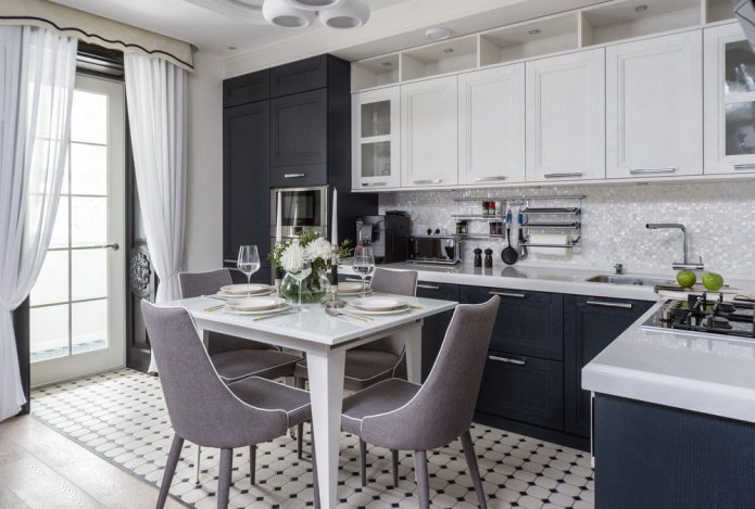 ripiani sotto il soffitto in cucina