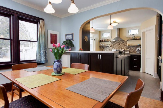 un arco tra la cucina e la sala da pranzo