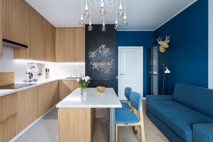 divano blu nell'interno della cucina