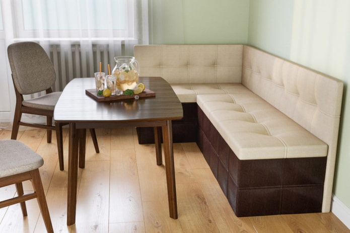 divano trasformabile all'interno della cucina