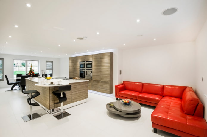 divano rosso nell'interno della cucina