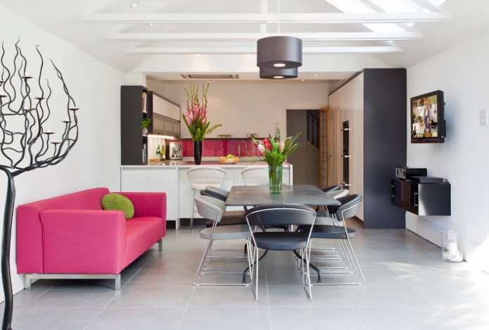 divano rosa nell'interno della cucina