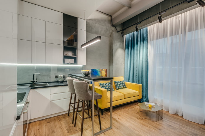 divano giallo nell'interno della cucina