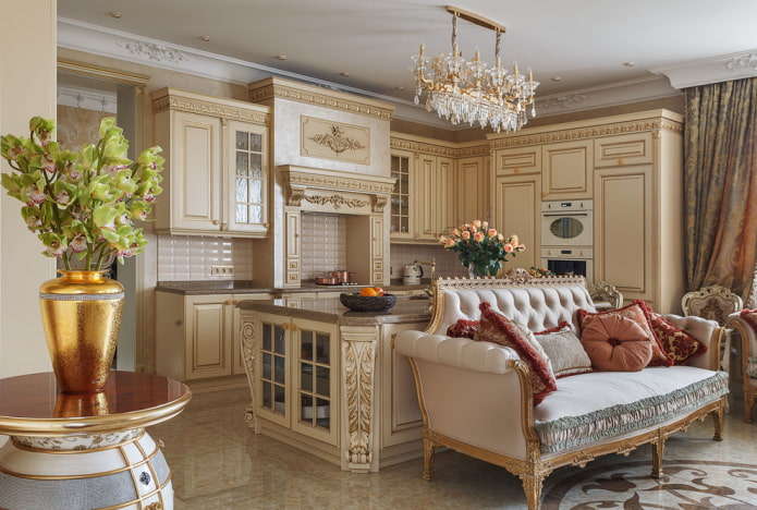 divano all'interno della cucina in stile classico