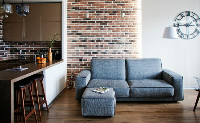 divano nell'arredamento della cucina in stile loft