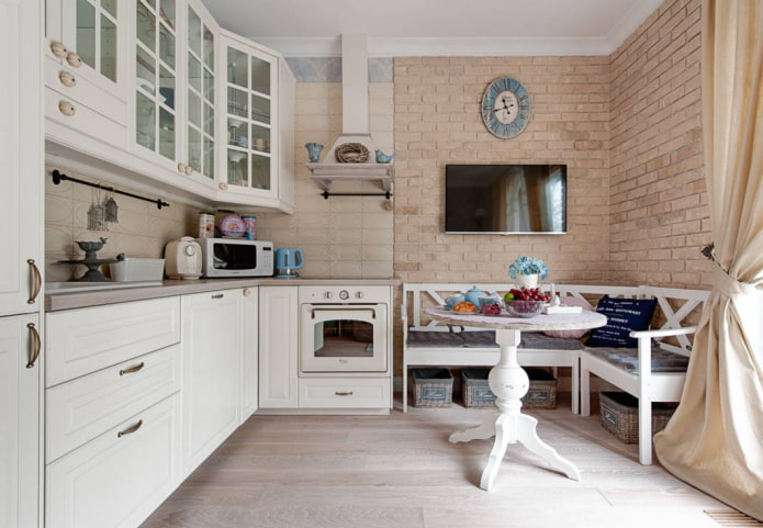 divano nell'interno della cucina in stile provenzale