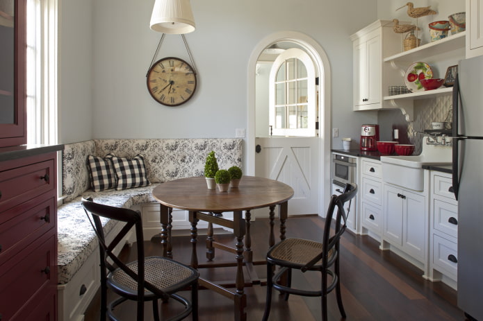 divano nell'interno della cucina in stile country