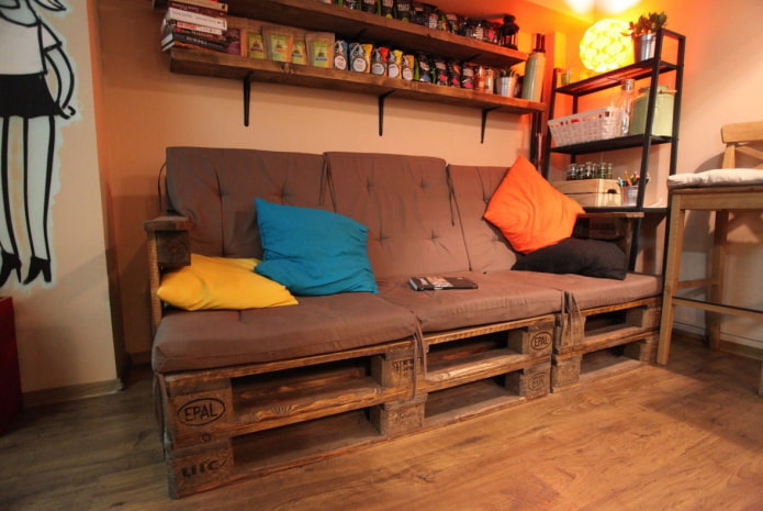 divano in pallet nell'interno della cucina