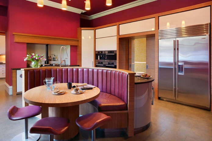 divano semicircolare nell'interno della cucina