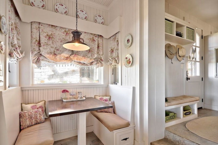 divano nell'interno della cucina in stile loft provenzale