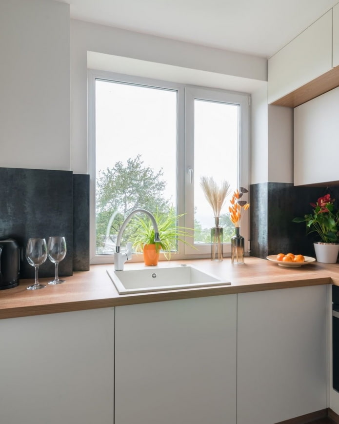cucina ad angolo sotto la finestra
