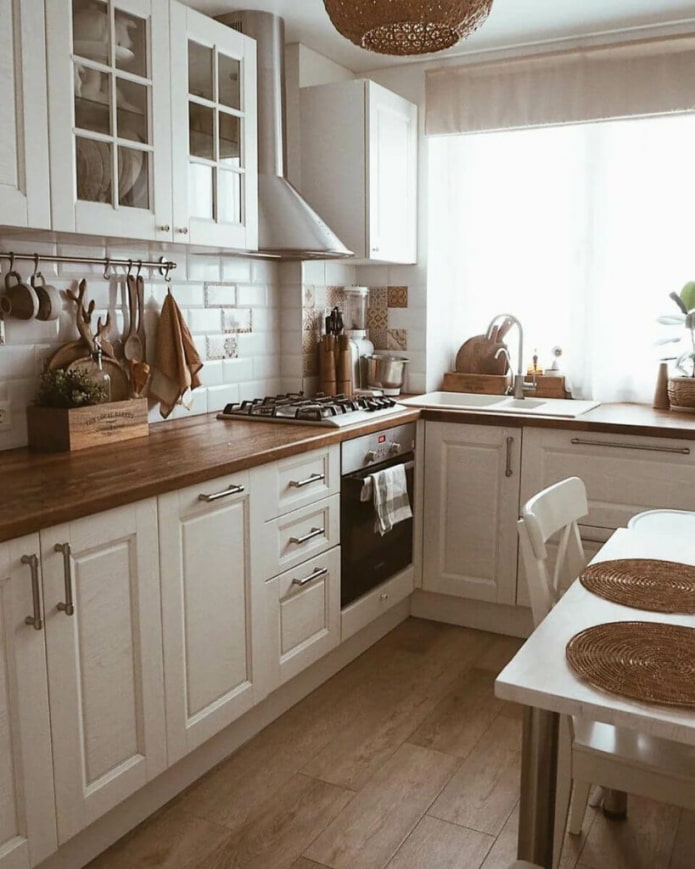 Cucina scandinava con lavandino vicino alla finestra