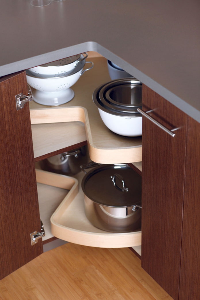 mobiletto sotto il lavandino
