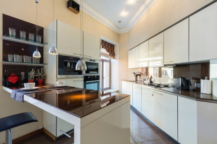 cucina irregolare con finestra