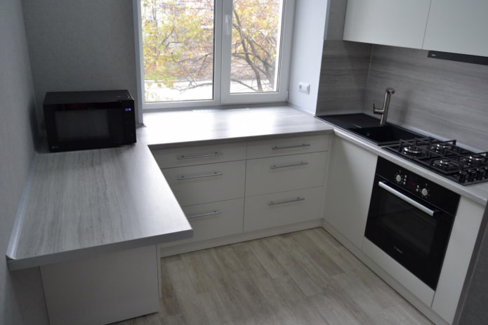 Cucina a U con finestra
