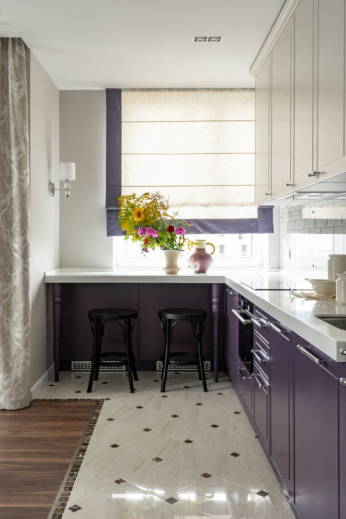 cucina angolare con finestra