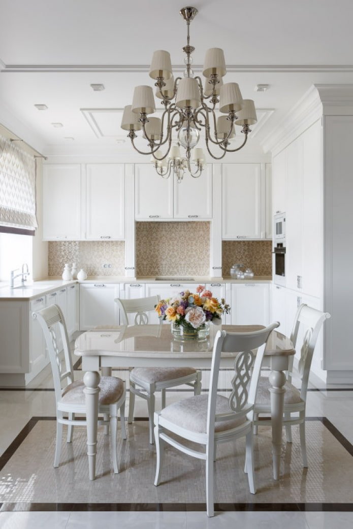 un set da cucina a U in stile classico