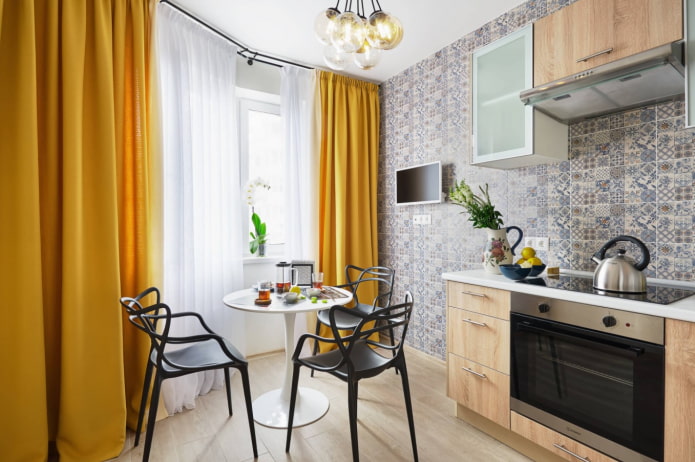 lampadario sopra il tavolo da pranzo