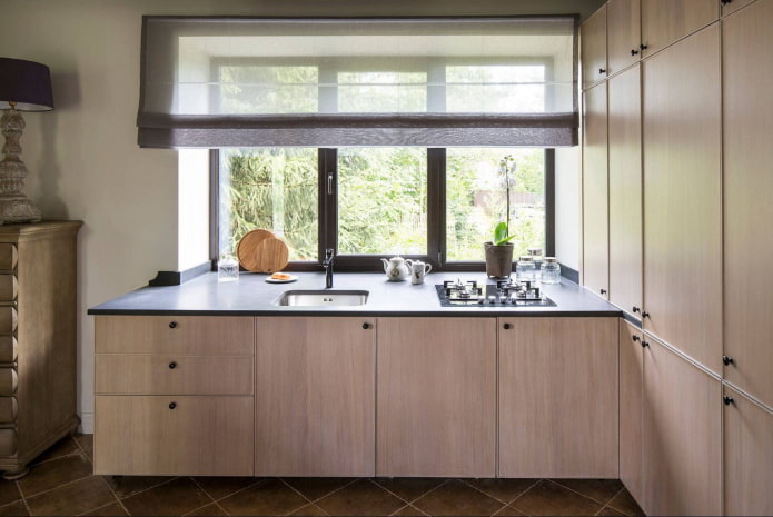 ampio piano di lavoro in cucina