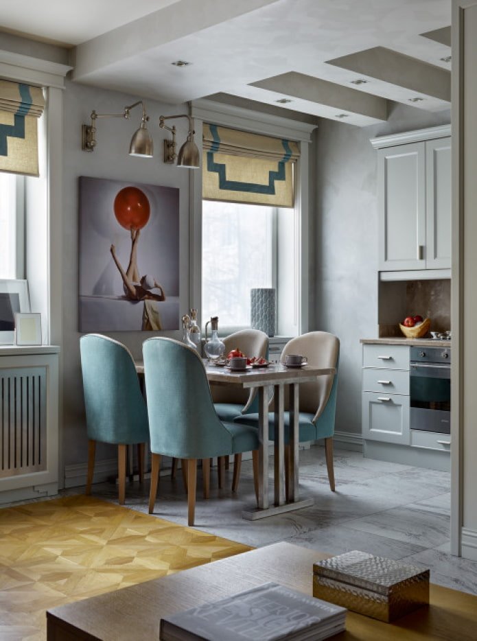 tavolo tra le finestre in cucina