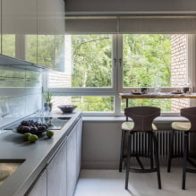 Come organizzare una cucina con una finestra?-0