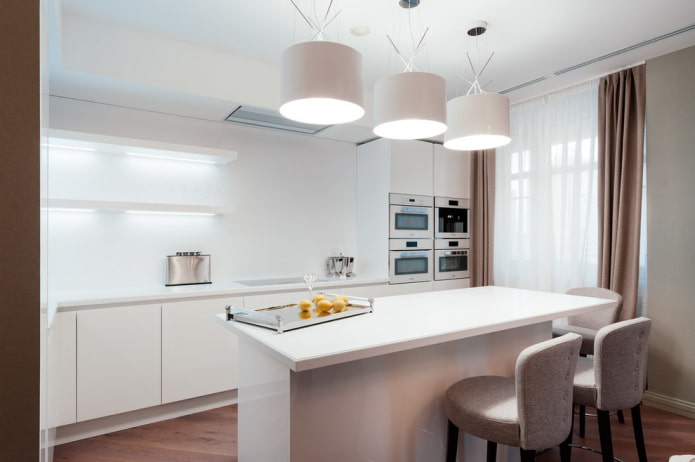 illuminazione sopra l'isola nell'interno della cucina